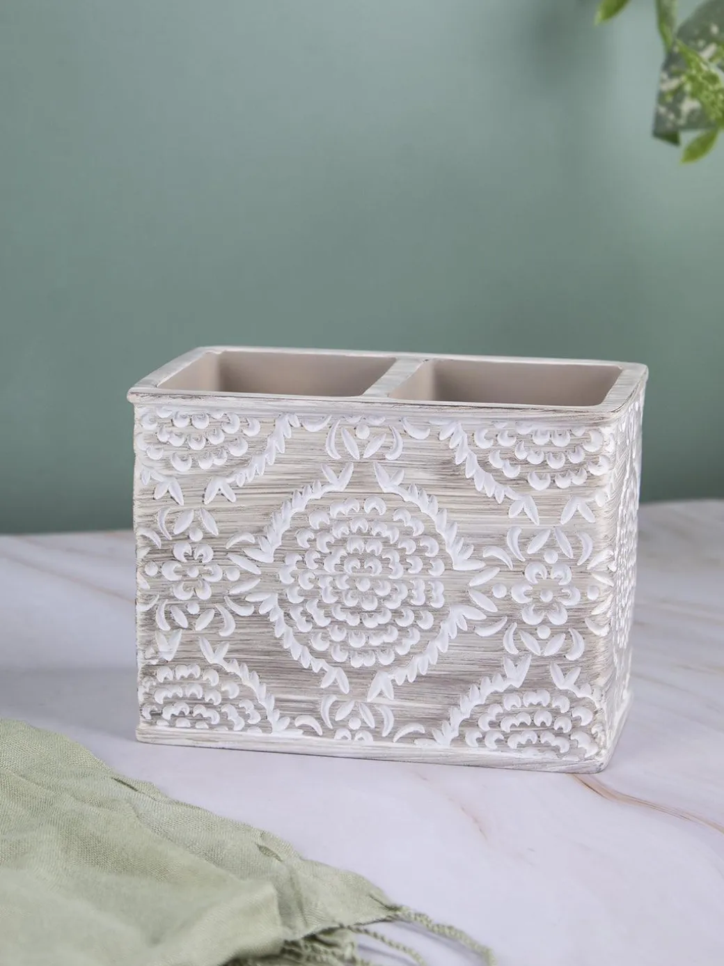 Market99 Traditional Engraved Design Toothbrush Holder