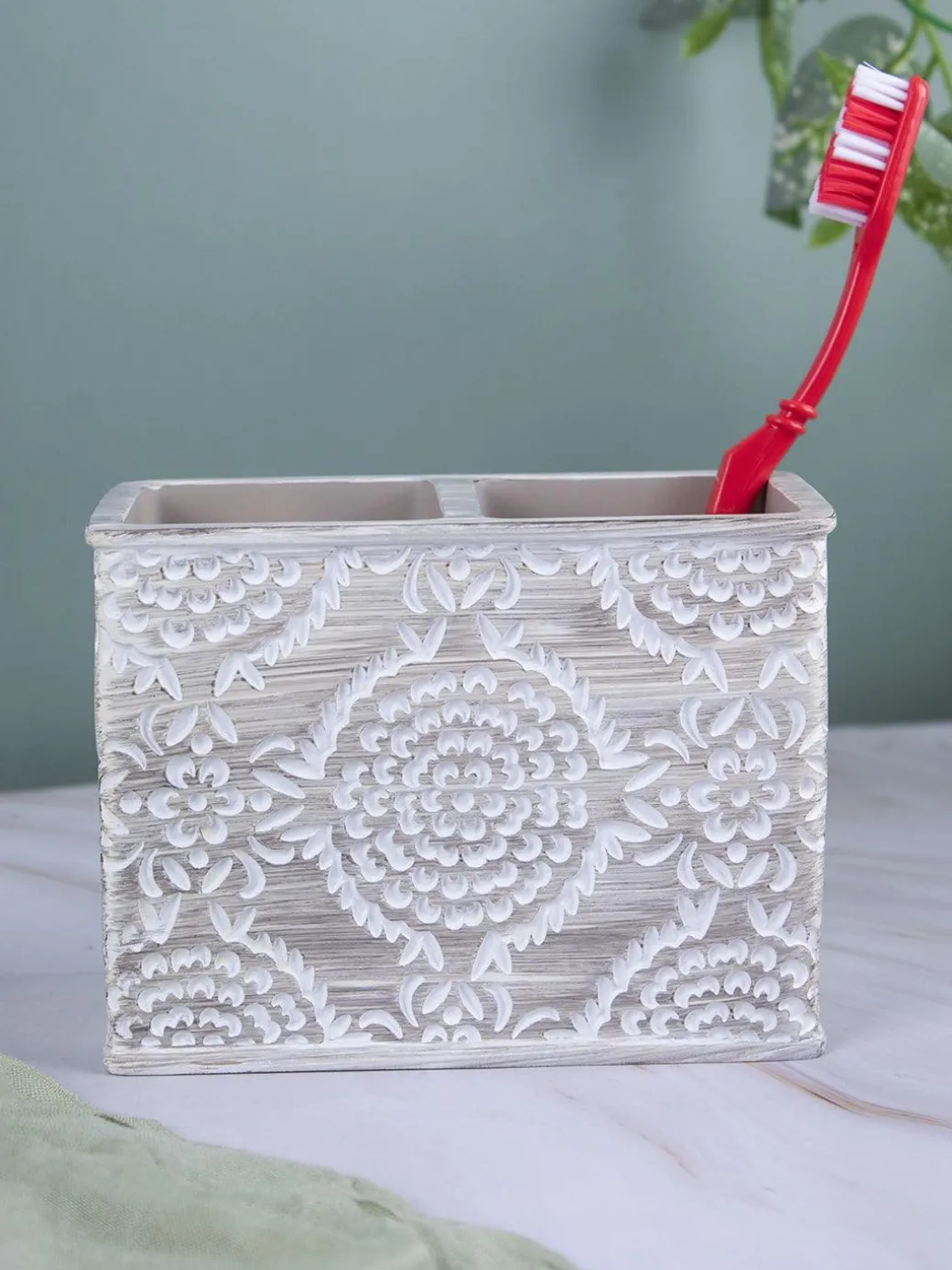 Market99 Traditional Engraved Design Toothbrush Holder