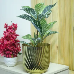 Ribbed Flower Vase - Golden & Metal