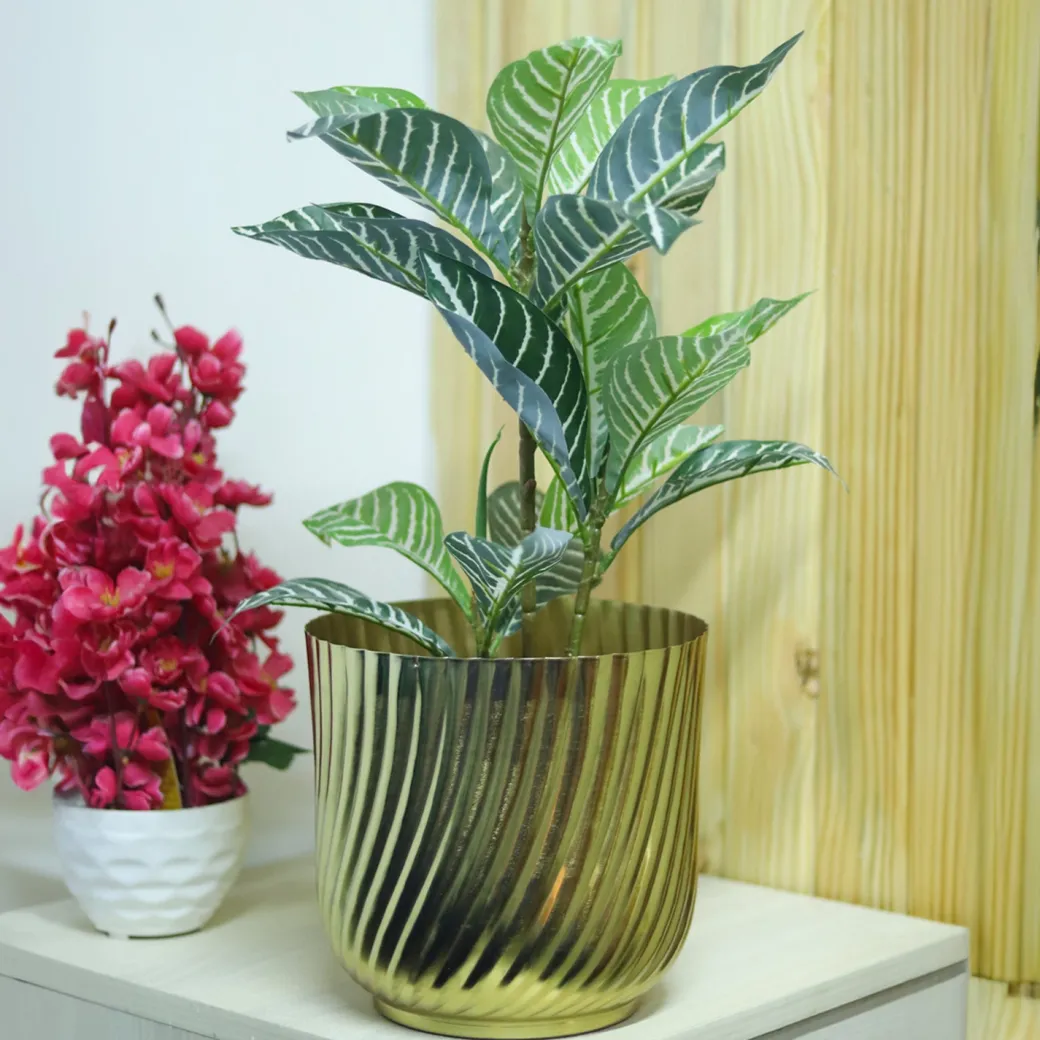 Ribbed Flower Vase - Golden & Metal