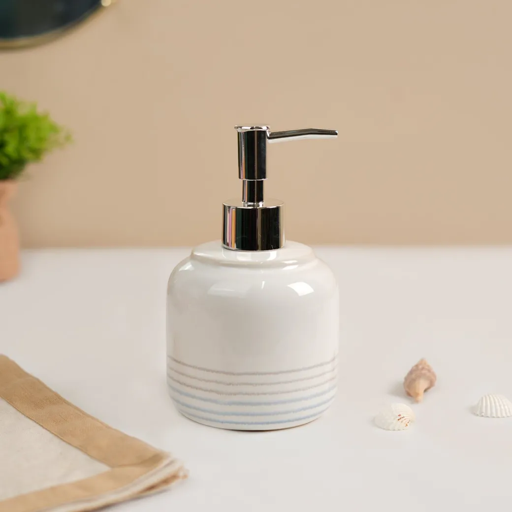 VON CASA Fine-Lined White Ceramic Bathroom Set (Set Of 2)